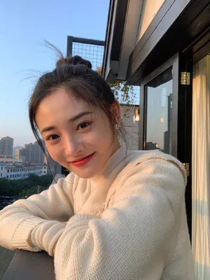 周洁琼丸子头灵动自拍图片_7