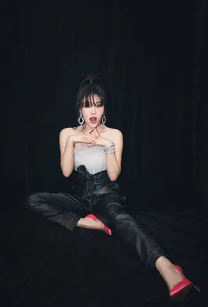 袁娅维黑白质感性感写真