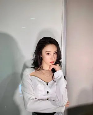 刘丁菡性感时尚自拍图片