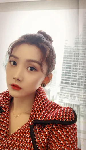 王嵛丸子头清爽甜美写真图片