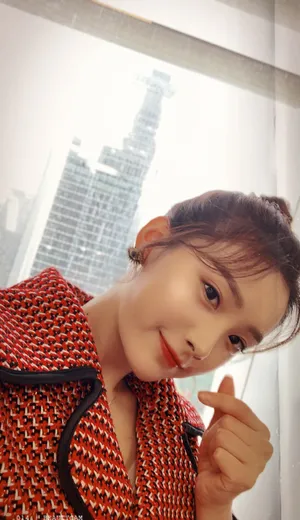 王嵛丸子头清爽甜美写真图片_2