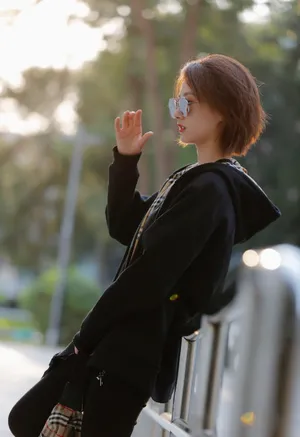 徐悦清爽随性街拍图片