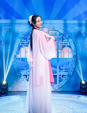 柳岩性感唯美舞台照图片_3