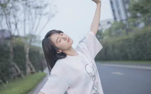 袁冰妍清新俏皮街拍图片