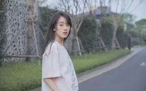 袁冰妍清新俏皮街拍图片