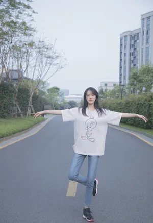袁冰妍清新俏皮街拍图片_2