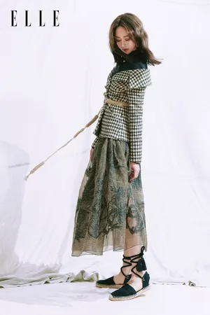 演员王莎莎摩登性感写真_1