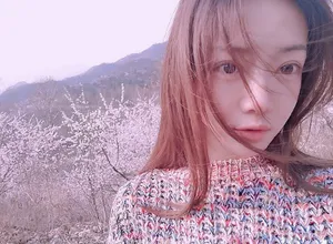 邓家佳粉嫩户外私服照图片