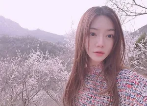 邓家佳粉嫩户外私服照图片_2