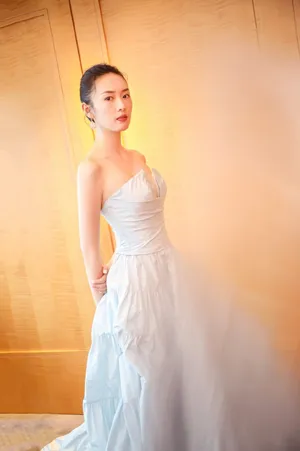 童瑶抹胸裙优雅时尚写真图片_1