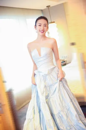 童瑶抹胸裙优雅时尚写真图片_2