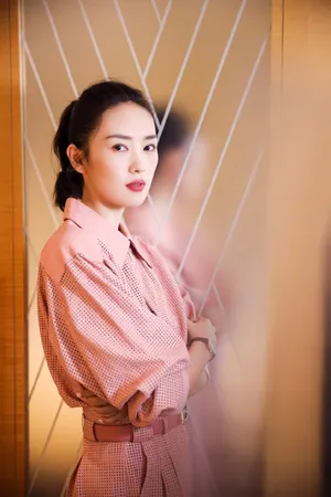童瑶抹胸裙优雅时尚写真图片_5