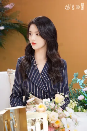 杨超越纹格西装甜美写真图片