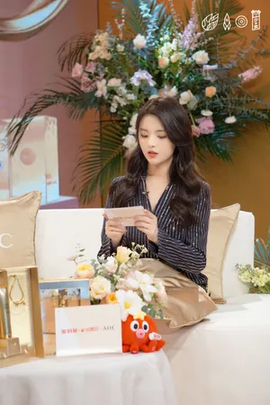 杨超越纹格西装甜美写真图片