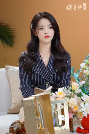 杨超越纹格西装甜美写真图片_2