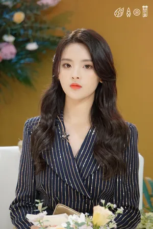 杨超越纹格西装甜美写真图片_3