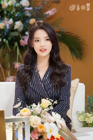 杨超越纹格西装甜美写真图片_4
