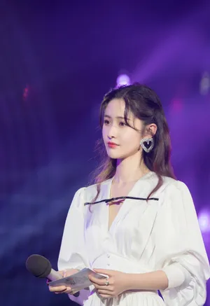 梁田纯白清新甜美舞台照图片_2