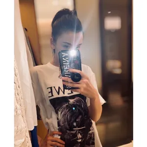 宋祖儿俏皮私服自拍照图片