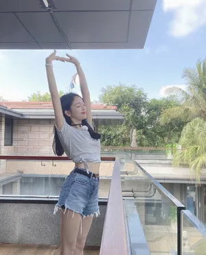 吴宣仪清新甜美生活照图片_2