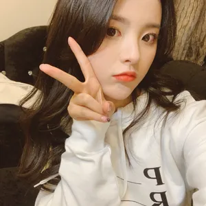 杨超越俏皮私服自拍照图片