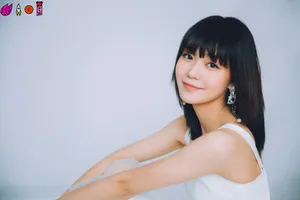 段奥娟利落直发白裙写真图片_7