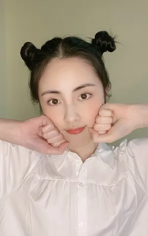章乐韵可爱丸子头生活照图片