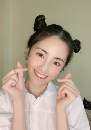 章乐韵可爱丸子头生活照图片_2