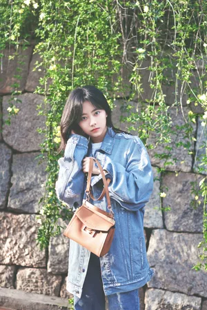谭松韵干练帅气私服写真图片