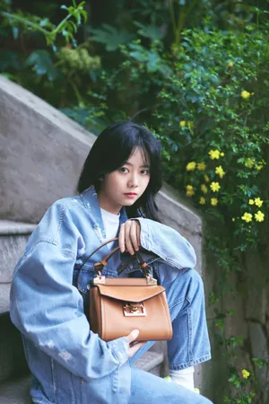 谭松韵干练帅气私服写真图片