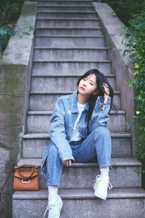 谭松韵干练帅气私服写真图片_3