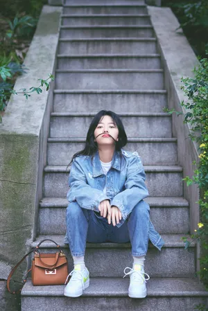 谭松韵干练帅气私服写真图片_4