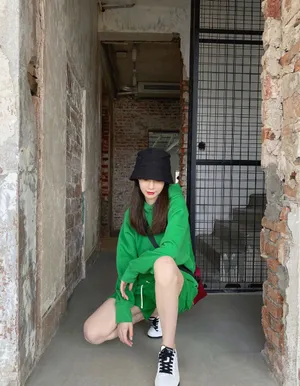 沈梦辰绿色帽衫卫衣甜美照片_1