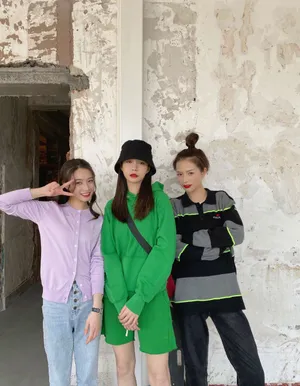 沈梦辰绿色帽衫卫衣甜美照片