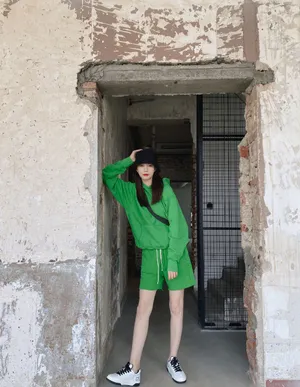 沈梦辰绿色帽衫卫衣甜美照片_2