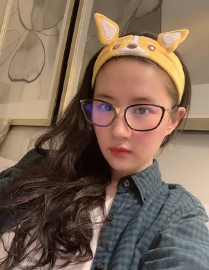 刘亦菲素颜眼镜自拍照图片