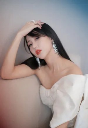 弦子抹胸裙性感写真图片