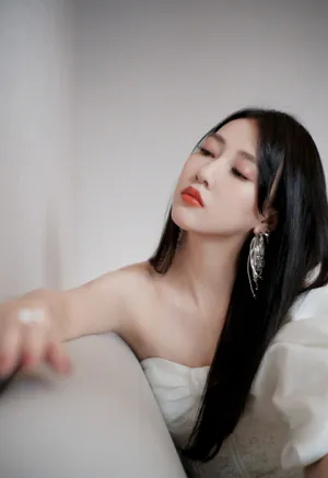弦子抹胸裙性感写真图片_6