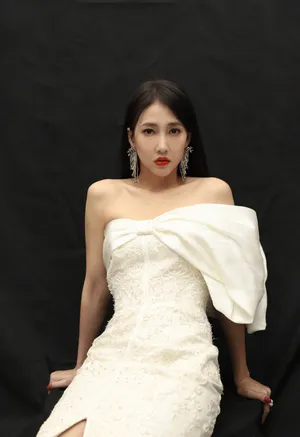 弦子抹胸裙性感写真图片_8