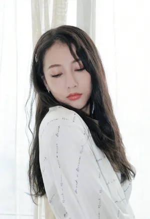 弦子清新俏皮写真图片