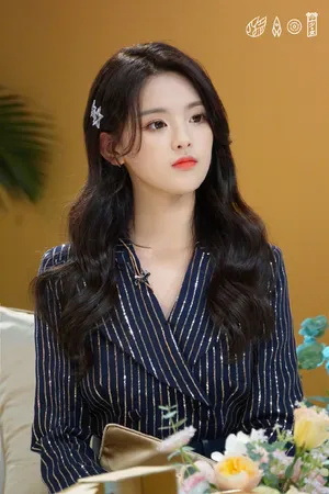 杨超越条纹西装精致写真图片_3