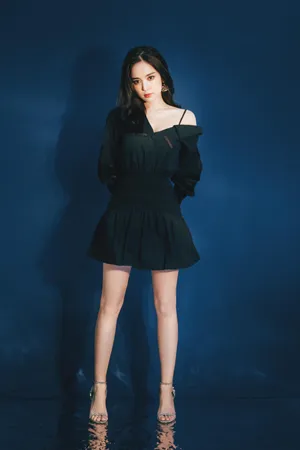 娜扎短裙长发甜美写真图片_4