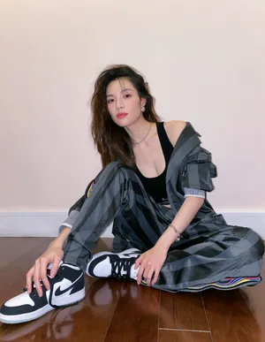 钟楚曦甜酷俏皮自拍图片