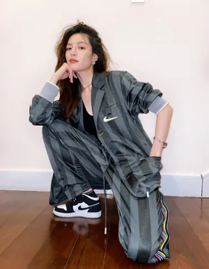 钟楚曦甜酷俏皮自拍图片_2
