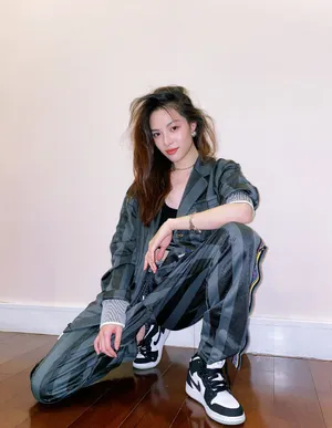 钟楚曦甜酷俏皮自拍图片_3