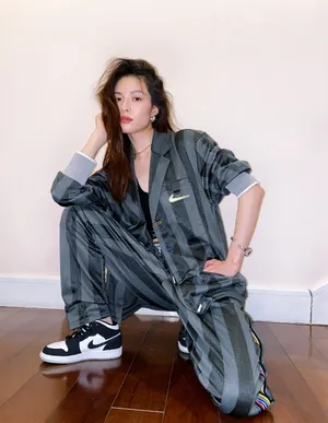 钟楚曦甜酷俏皮自拍图片_4