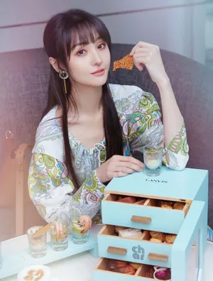 郑爽粉嫩桃花妆甜美写真图片_1