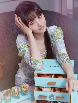 郑爽粉嫩桃花妆甜美写真图片_2