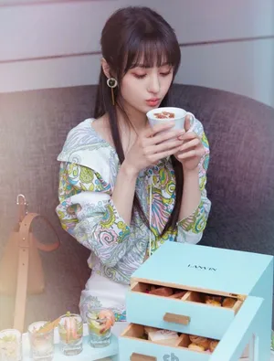 郑爽粉嫩桃花妆甜美写真图片_3