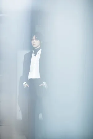 周历杰儒雅帅气写真图片_3